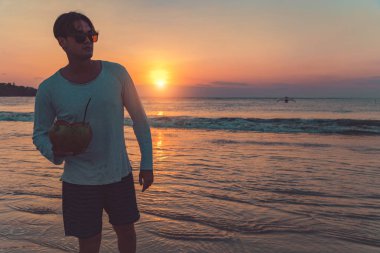 Hindistan cevizi içkiyle, Bali, Endonezya kumsalda zevk dostum.