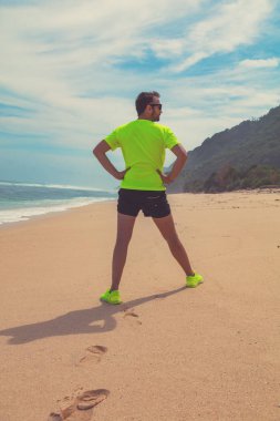 Deniz kenarında bir tropikal kum plajındaki egzersiz / okyanus.