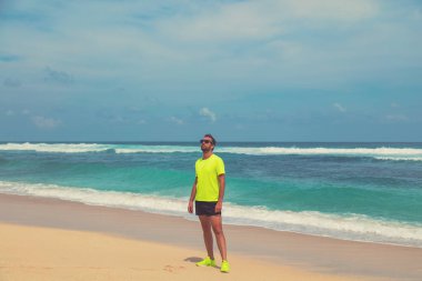 Deniz kenarında bir tropikal kum plajındaki egzersiz / okyanus.