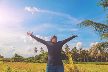 Zevk tropikal iklim geniş açık kollu adam.
