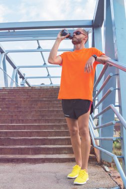 Yorgun jogger Duraklat ve drinkign su yapma.