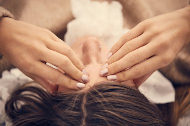 Mevsimsel enfeksiyonlu hasta kadın, grip, yatakta yatan alerji..