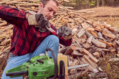 Testere ile kesme woods yığını ile oduncu.