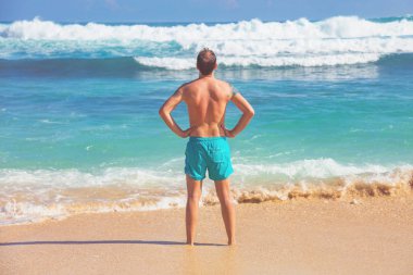 Adam bir tropikal okyanus plaj keyfi.