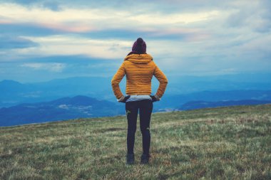 Boş dağ çayır üzerinde duran kadın.