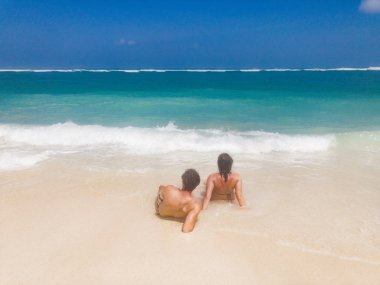 Kumlu okyanus tropik sahilde zevk çift.