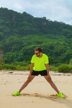 Deniz kenarında bir tropikal kum plajındaki egzersiz / okyanus.