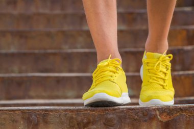 Yakın çekim kamera doğru yürürken adamın koşu ayakkabıları.