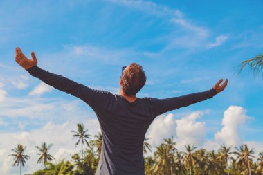 Zevk tropikal iklim geniş açık kollu adam.