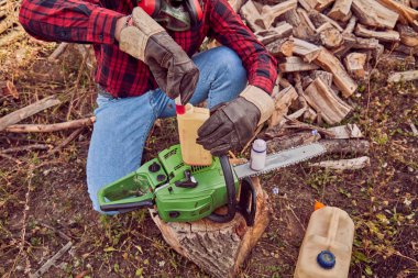 Testere ile kesme woods yığını ile oduncu.