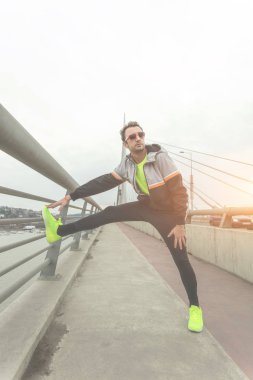 Kentsel jogger nehrin üzerinde bir köprü germe.