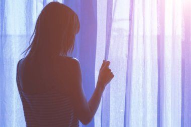 Odaya uyanma sırasında bir kız silüeti.