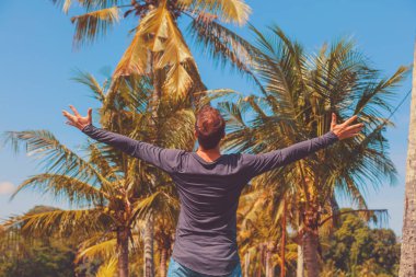Zevk tropikal iklim geniş açık kollu adam.
