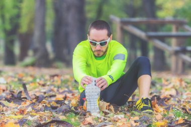 Egzersiz / koşu ve parkta egzersiz germe.