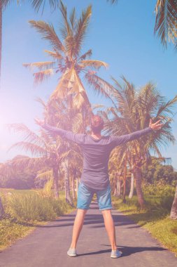 Zevk tropikal iklim geniş açık kollu adam.