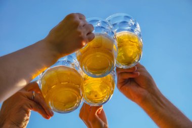 Bir grup genç insan açık havada bira ile zevk.