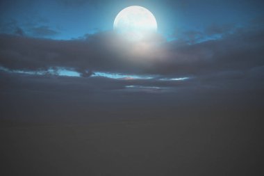 Dolunay bulutlar ve dağlar ve manzara siluetleri gizleme.