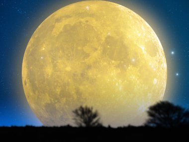 Dağ siluetleri manzara üzerinden dolunay. Benim astronomi çalışmaları.