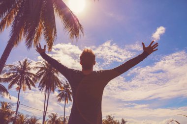 Zevk tropikal iklim geniş açık kollu adam.