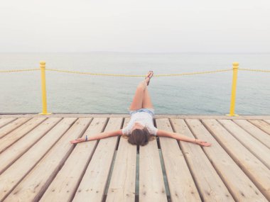 Ahşap bir köstebek yalan kız / iskele ve okyanus zevk.