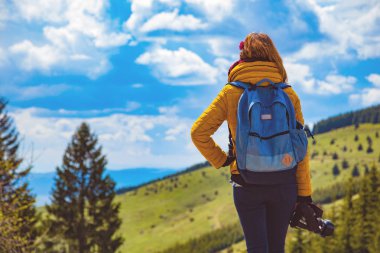 Kendine güvenen uzak manzara seyir kamera kadınla.