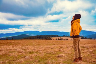 Kendine güvenen kadın uzak manzara arıyor.