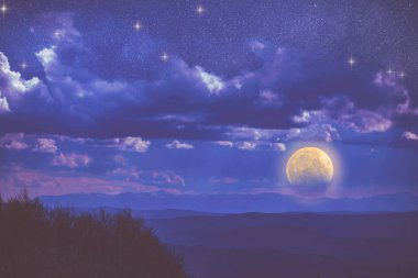 Dağlık manzara ufuk yükselen yıldız ay. Benim astronomi çalışmaları.