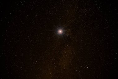 Geniş lens ve kamera ile fotoğraflandı Samanyolu yıldız. 