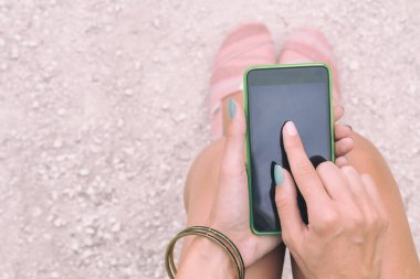 Onun cep telefonu açık havada kullanan genç kentsel kız.