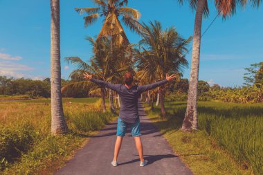 Zevk tropikal iklim geniş açık kollu adam.