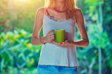 Kız içme kahve / çay bahçesinde.