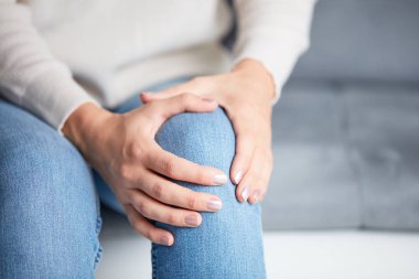 Bacak fiziksel yaralanma / diz / ortak - acı kısmı vücut tutan kadın.