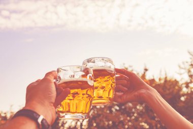 Kişisel bakış açısı - Pov havadan bira gözlük tutan çifti.