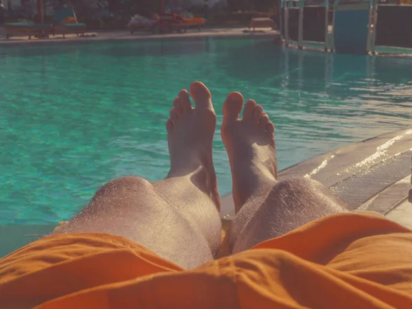 뜨거운 날에는 수영장에서 즐기는 — 스톡 사진