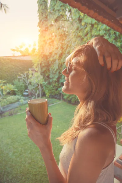 Söt Flicka Njuter Morgon Kaffe Verandan — Stockfoto