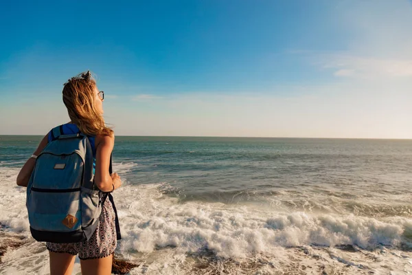 Chica Disfrutando Puesta Sol Tropical Orilla Del Océano — Foto de Stock