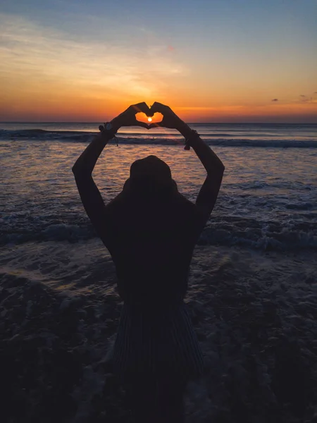 Menina Fazendo Coração Sinal Forma Com Mãos Pôr Sol Mar — Fotografia de Stock
