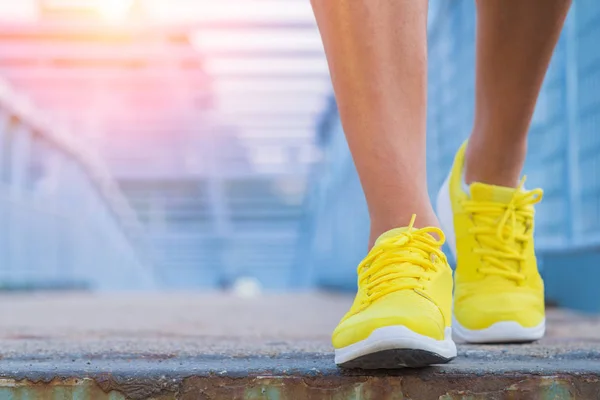 Primer Plano Las Zapatillas Correr Del Hombre Mientras Camina Hacia — Foto de Stock