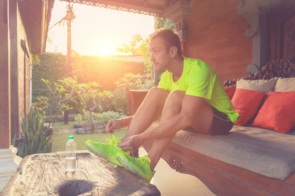 Homem Preparando Para Recreação Esportiva Terraço Casa — Fotografia de Stock