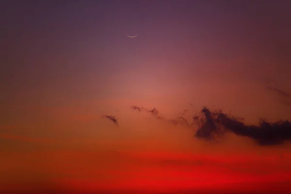 Luna Giovane Fotografata Dall Emisfero Australe Sopra Orizzonte Oceano Mare — Foto Stock