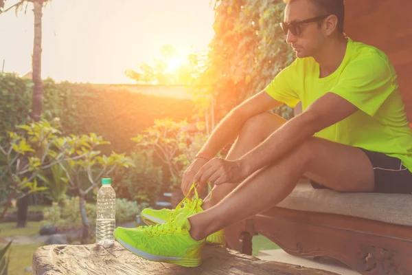 Hombre Preparándose Para Recreación Deportiva Terraza Del Hogar — Foto de Stock