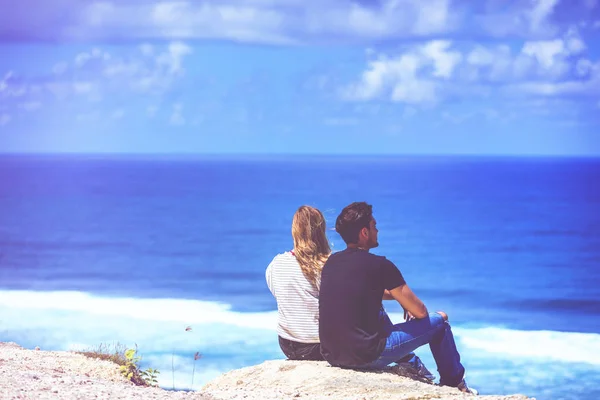 情侣们看着热带海洋 — 图库照片