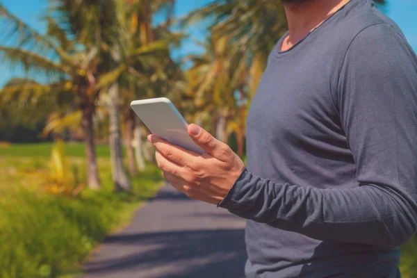 Hombre Usando Teléfono Celular Smartphone Ambiente Tropical Foco Óptico Está — Foto de Stock