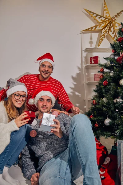 Três Amigos Compartilhando Presentes Cristmas Ano Novo — Fotografia de Stock