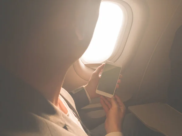 Человек Использующий Смартфон Самолете — стоковое фото