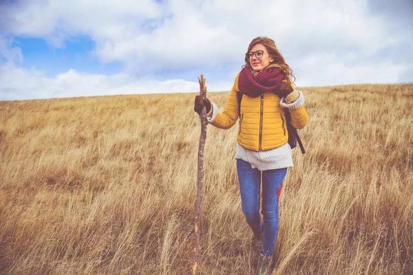 Woman Hiking Empty Mountain Meadow — Stock Photo, Image