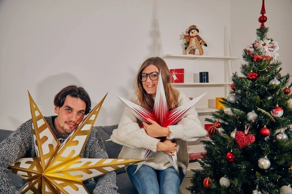 Glückliches Paar Genießt Silvester Heiligabend — Stockfoto