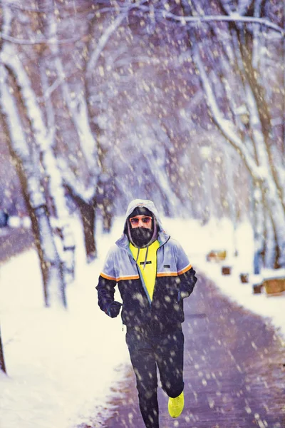 Człowiek Jogging Parku Śnieg Zimno — Zdjęcie stockowe