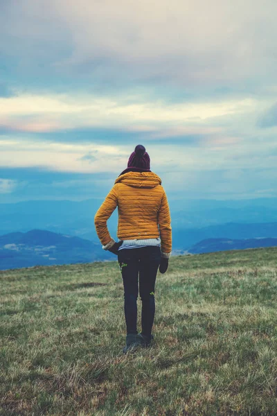 Woman Standing Empty Mountain Meadow — Stock Photo, Image