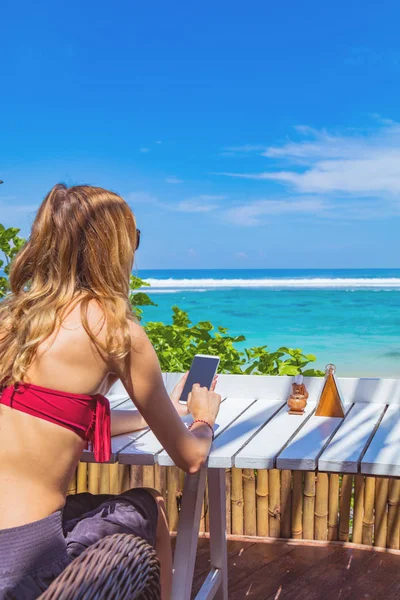 Chica Usando Teléfono Celular Restaurante Una Playa Tropical Exótica — Foto de Stock